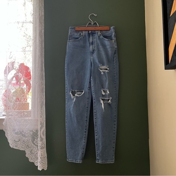 Levi's distressed high waisted mom jeans size 27/29L - Picture 5 of 8